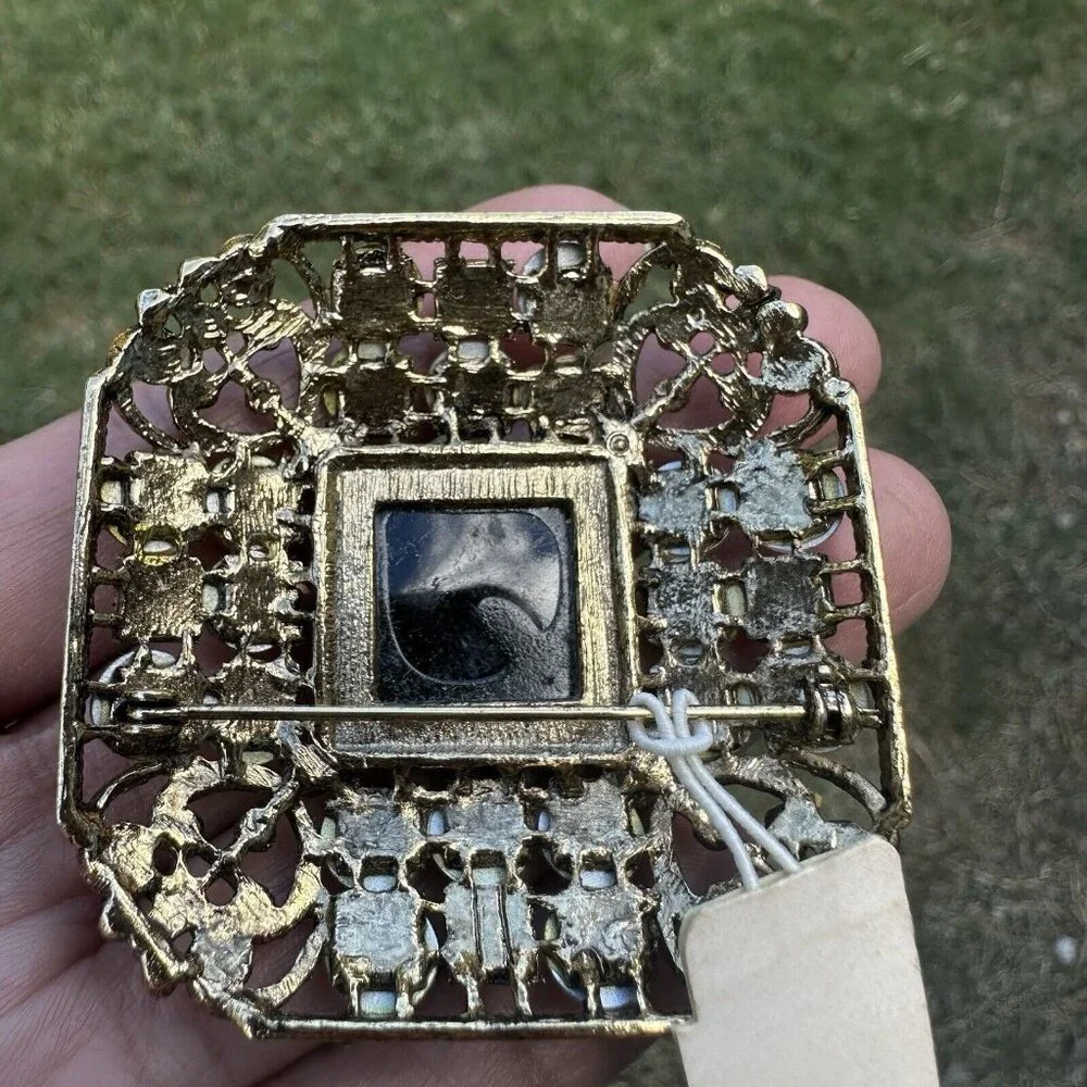 VTG Brooch Pin‎ 2 Inch Black Glass Cab Clear Rhinestones Gold Tone Filigree NWT